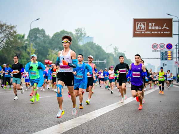 跑友們享受璧山風(fēng)光?；顒?dòng)主辦方供圖