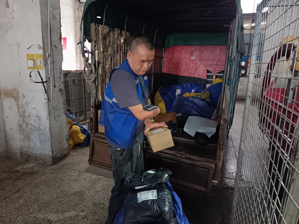 鮑明國正在工作。石馬河街道供圖