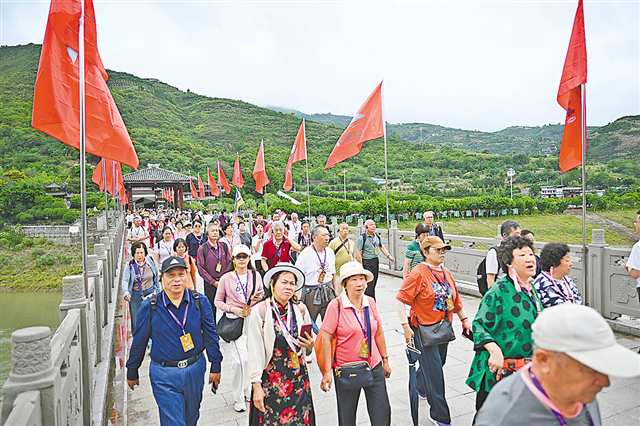 9月19日，重慶奉節(jié)白帝城·瞿塘峽景區(qū)，老年群體錯(cuò)峰出行，成為暑假后旅游市場(chǎng)的主力。記者 謝智強(qiáng) 攝/視覺(jué)重慶