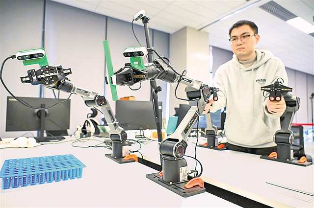 研究人員在展示機器人遙操。（本報資料圖片）通訊員 雷鍵 攝\視覺重慶