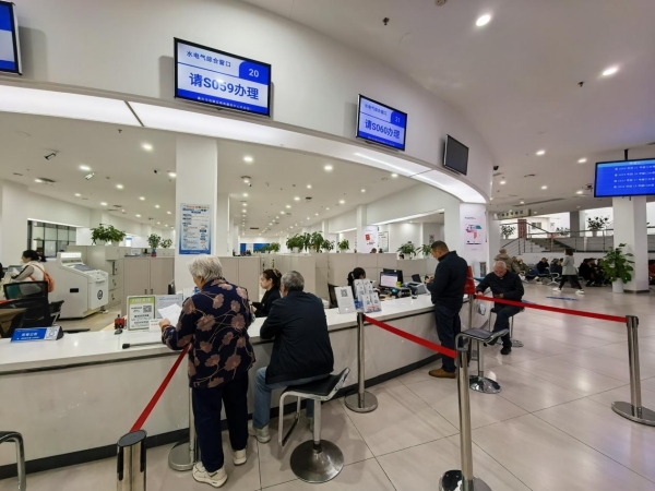 群眾在政務(wù)服務(wù)辦事大廳辦事。涪陵區(qū)政務(wù)服務(wù)管理事務(wù)中心供圖