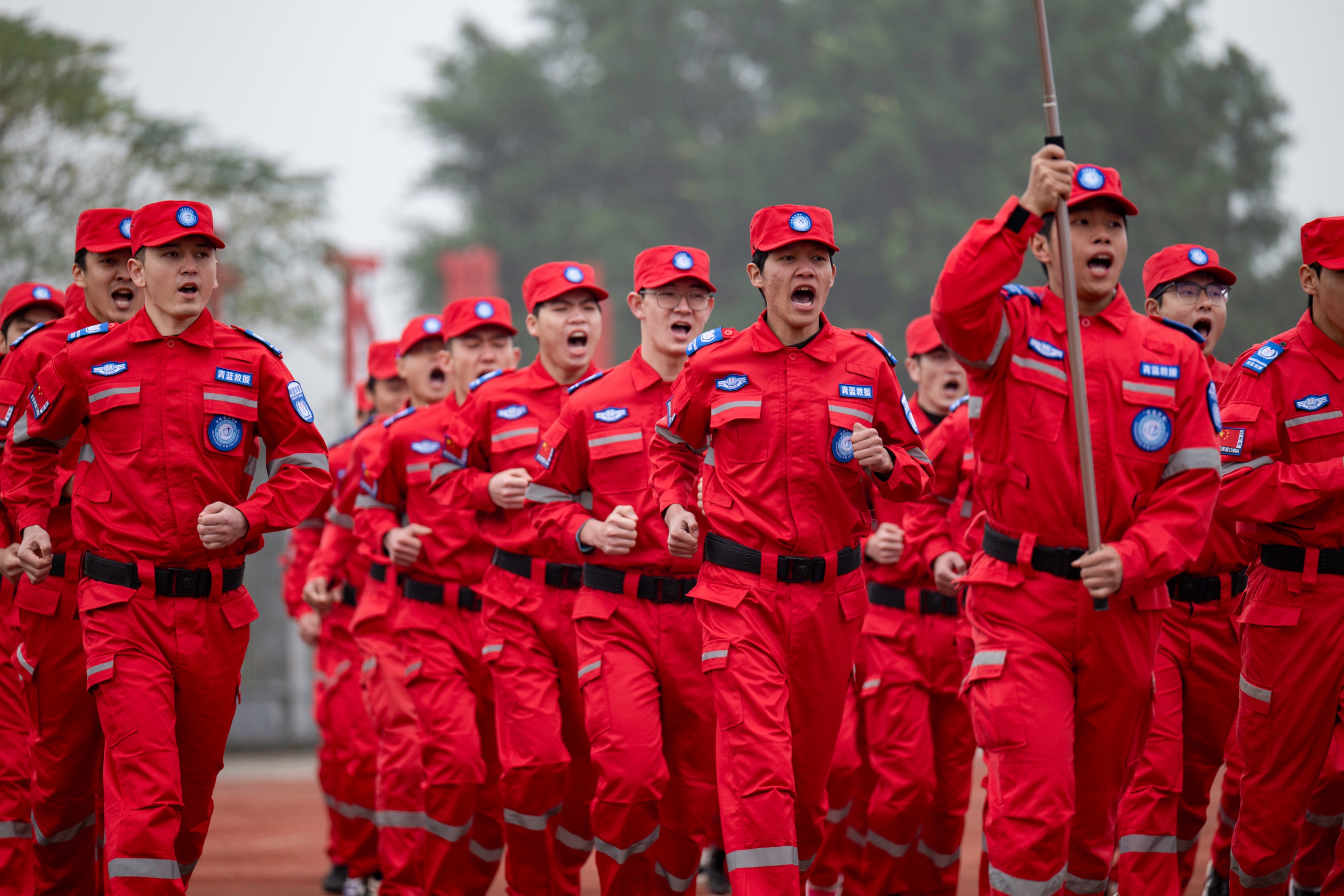 11月25日，2025年重慶應急救援大比武大練兵決賽暨“巴渝工匠”杯重慶市第二屆應急救援行業(yè)職業(yè)技能競賽開幕式現場。記者 張春曉 攝