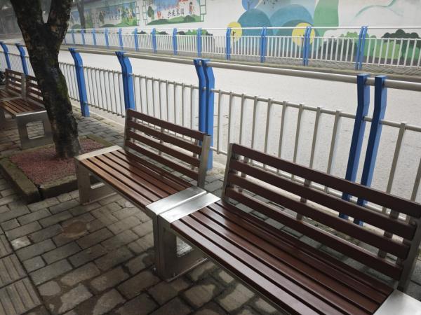 新增的便民座椅。汪穎攝