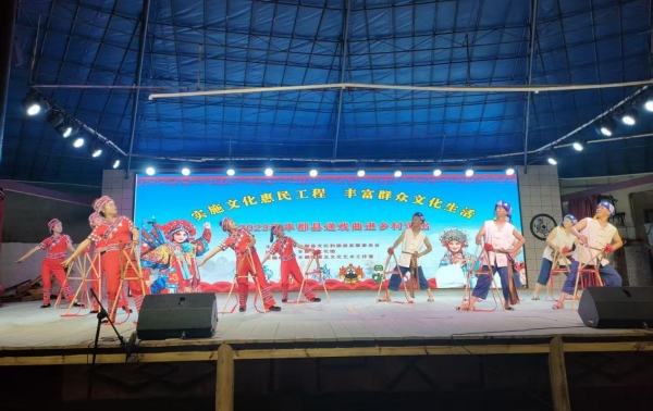 羅鳳于團(tuán)隊(duì)進(jìn)行文藝表演。受訪(fǎng)者供圖