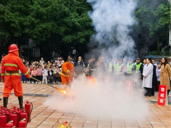 開展“真滅火、真動(dòng)作”實(shí)操示范，筑牢安全防線。田燕秋攝