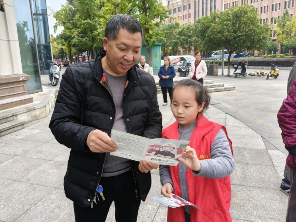 小志愿者向居民發(fā)放消防安全宣傳單。越薪攝