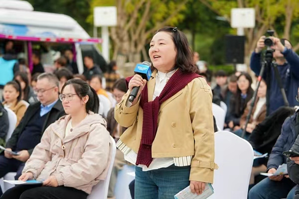 現(xiàn)場市民就自己關(guān)心的養(yǎng)老、失業(yè)保險參保繳費等問題進行咨詢。主辦方供圖