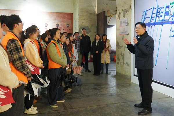 重慶理工大學(xué)化學(xué)化工學(xué)院黨委書記楊元曄現(xiàn)場講課。重慶理工大學(xué)供圖