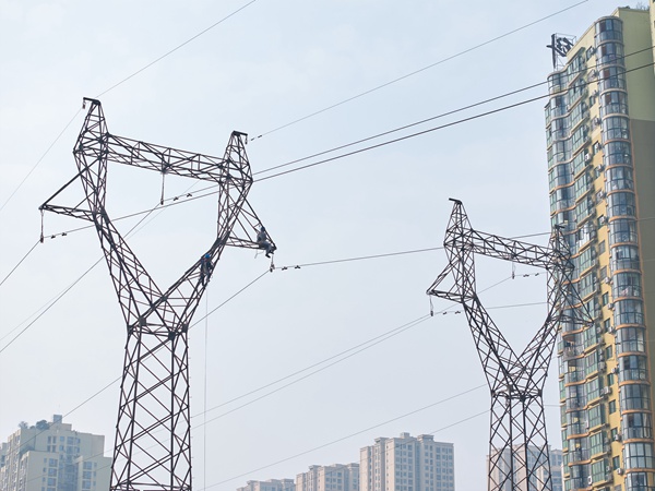 拆除跨江舊線。國網(wǎng)重慶合川供電公司供圖