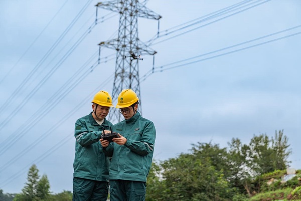 電力人員利用無人機(jī)開展巡檢工作。國網(wǎng)重慶永川供電公司供圖