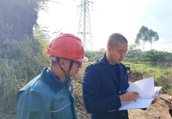 聯(lián)合開展跨鐵路線路巡檢。國網(wǎng)重慶永川供電公司供圖