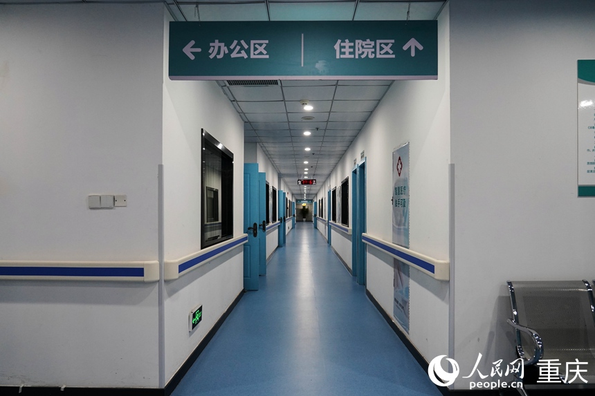 重慶兩江影視動漫文創(chuàng)園實景搭建的醫(yī)院病房。人民網(wǎng)記者 胡虹攝