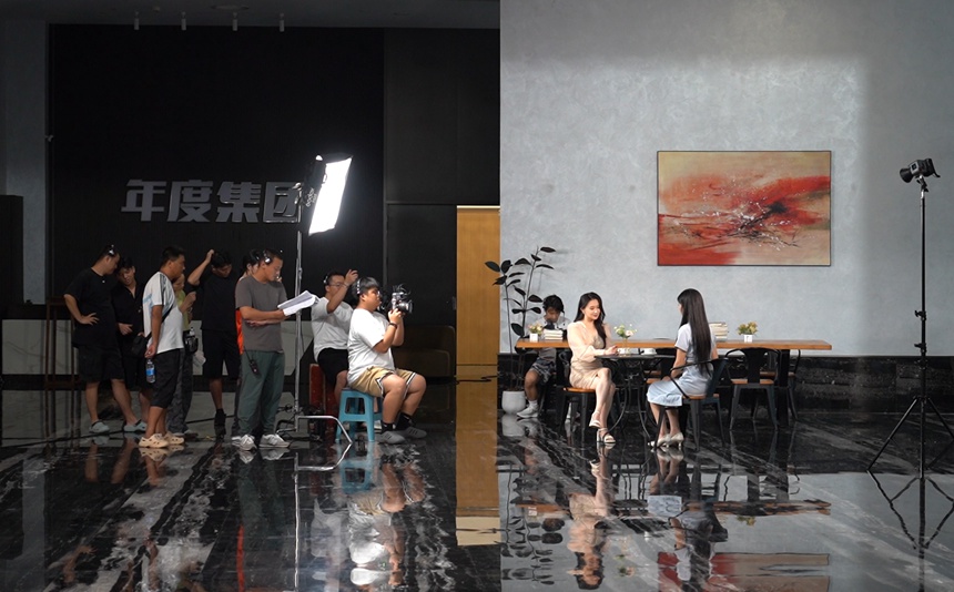 劇組在重慶兩江影視動漫文創(chuàng)園基地進行拍攝。受訪者供圖