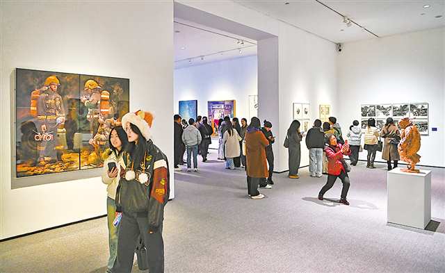 十一月二十六日，觀眾正在參觀全國青年美展。記者 齊嵐森 攝\視覺重慶