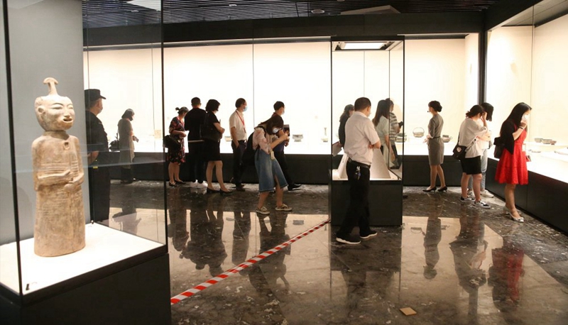 觀眾在參觀三峽文物保護(hù)成果展。 特約攝影 鐘志兵 攝