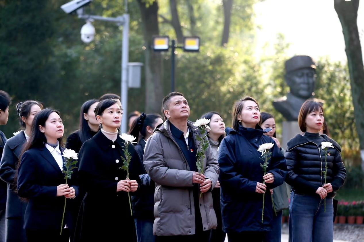 祭掃活動(dòng)現(xiàn)場。受訪者供圖