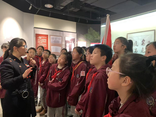 學(xué)生在紅巖革命紀(jì)念館感悟紅巖精神。校方供圖