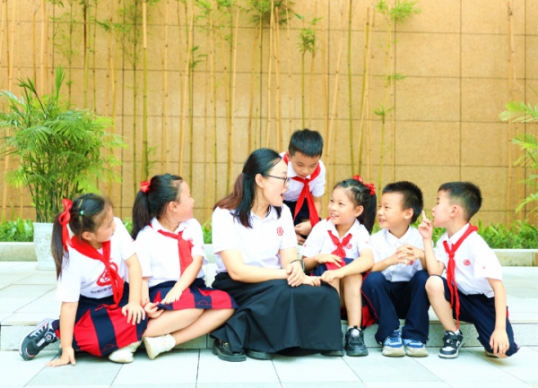 重慶謝家灣學(xué)校豐都幸福小學(xué)老師與學(xué)生們課間交流。豐都縣融媒體中心供圖