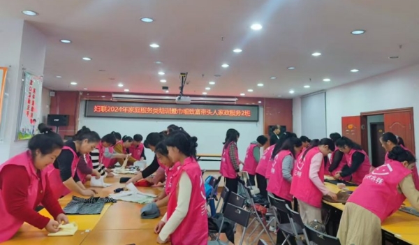 “三峽幺妹”學(xué)習(xí)家政服務(wù)知識。豐都縣委宣傳部供圖