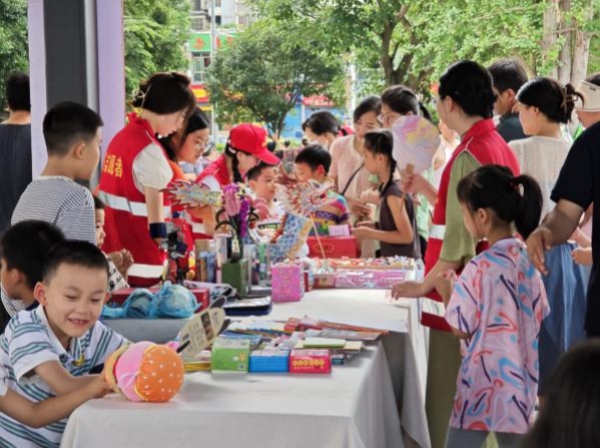 家庭教育互助會(huì)兒童參加跳蚤市場(chǎng)社會(huì)實(shí)踐。豐都縣委宣傳部供圖