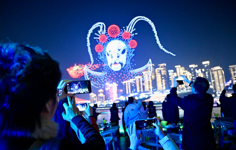 11月27日晚，“新韻重慶”無人機燈光秀亞洲文化遺產主題專場表演舉行，圖為現場展示的“巴渝絕活”。記者 齊嵐森 攝