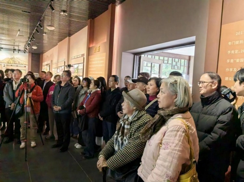 嘉賓參觀(guān)鄉(xiāng)建四杰聚北碚陳列館。