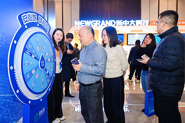 展臺吸引與會者駐足觀摩。一智科技供圖