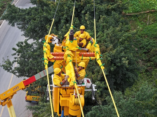 國網重慶北碚供電公司員工帶電作業(yè)現(xiàn)場。張強攝