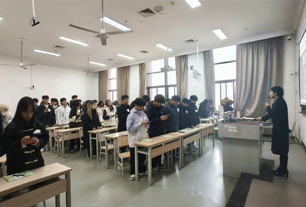 重慶財經(jīng)學院學生云端拜祭紅巖英烈。重慶財經(jīng)學院供圖