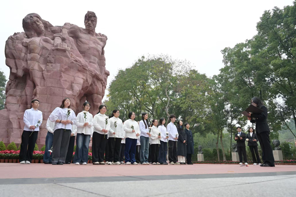 重慶財經(jīng)學院師生在紅巖魂廣場為“11·27”殉難者獻花。重慶財經(jīng)學院供圖
