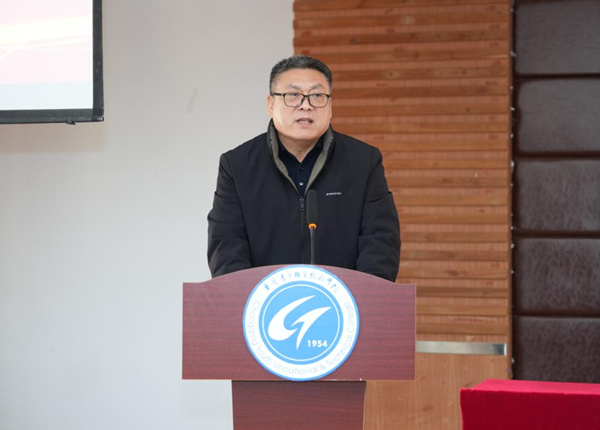 重慶青年職業(yè)技術(shù)學(xué)院黨委書記朱毓高主持報(bào)告會(huì)。重慶青年職業(yè)技術(shù)學(xué)院供圖