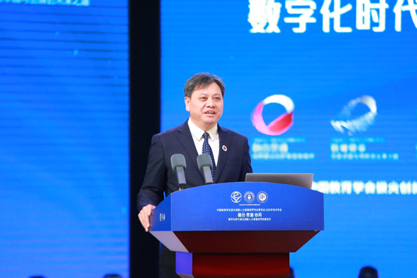 重慶市第八中學黨委書記、重慶八中教育集團總校長周迎春致辭。張源攝