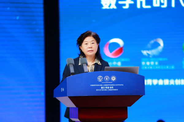 中國教育學會副會長、民進中央副主席龐麗娟講話。張源攝