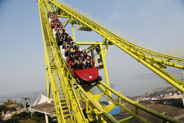 游客乘坐游樂(lè)設(shè)施。景區(qū)供圖