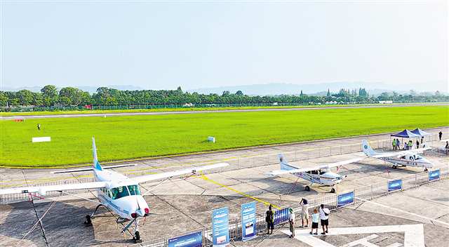 重慶梁平機(jī)場(chǎng)，新型飛行器表演吸引市民和游客打卡拍照（本報(bào)資料圖片）。特約攝影 劉輝/視覺(jué)重慶
