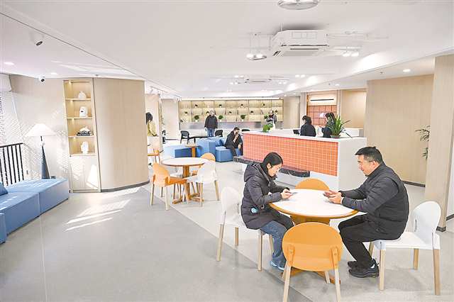 超過六百平方米的公共活動區(qū)域為住戶提供綜合服務。記者 羅斌 攝\視覺重慶