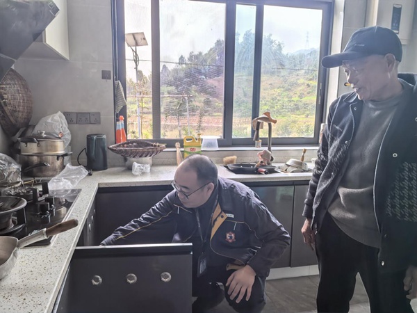 “紅巖燃小兵”為和平村居民排查戶內(nèi)燃氣安全隱患。重慶燃氣集團供圖