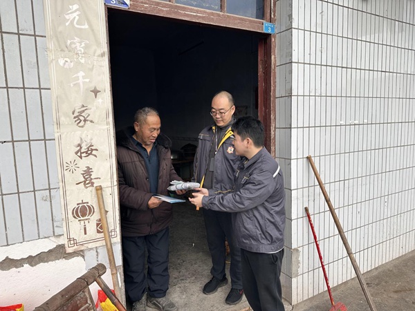 “紅巖燃小兵”向和平村居民講解冬季用氣安全知識。重慶燃氣集團供圖