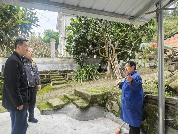 “紅巖燃小兵”向和平村獨居老人普及防詐騙知識。重慶燃氣集團供圖