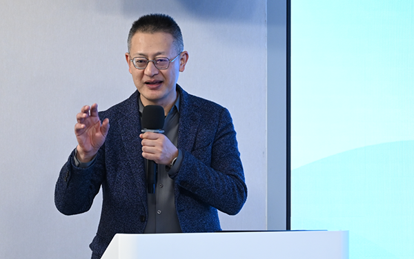 廖涌分享《重慶市基本醫(yī)療保險門診特殊疾病保障指南2025版》。重慶南坪愛爾眼科醫(yī)院供圖