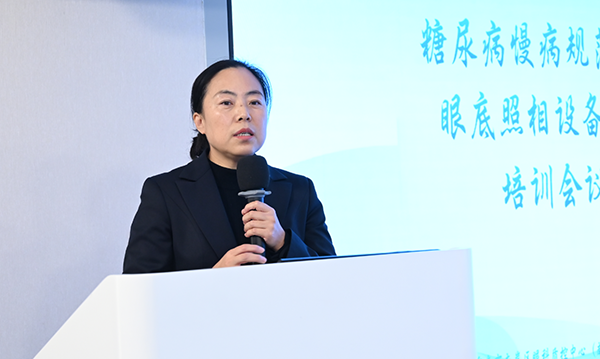 張奕霞分享《糖尿病視網(wǎng)膜病變的規(guī)范診治》。重慶南坪愛爾眼科醫(yī)院供圖