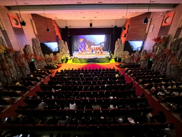 觀看話劇《笙簫泣血紅旗揚》。董存春攝