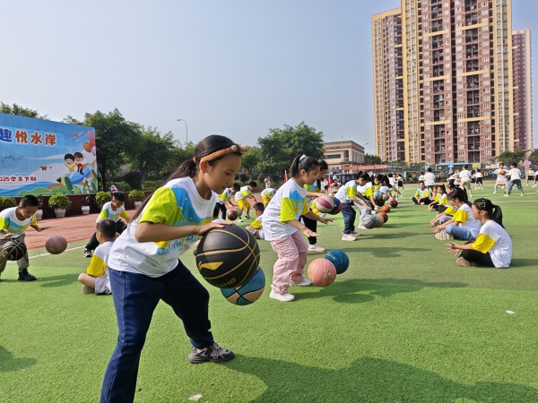 在南岸區(qū)，陽光體育已成為校園標(biāo)配。南岸區(qū)教委供圖