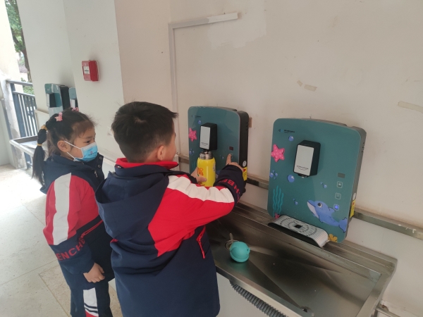 12萬余名師生用上放心直飲水南岸區(qū)教委供圖