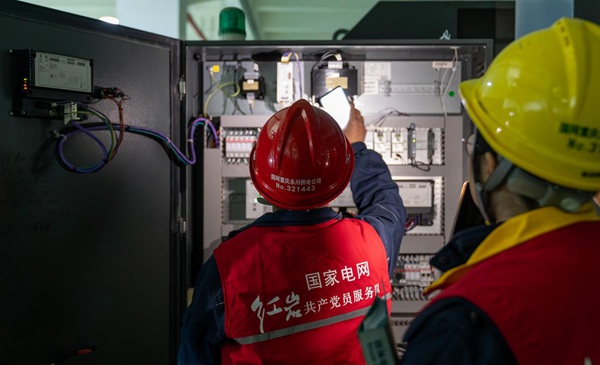 “水電氣訊”紅巖服務(wù)隊開展聯(lián)合勘查。國網(wǎng)重慶永川供電公司供圖