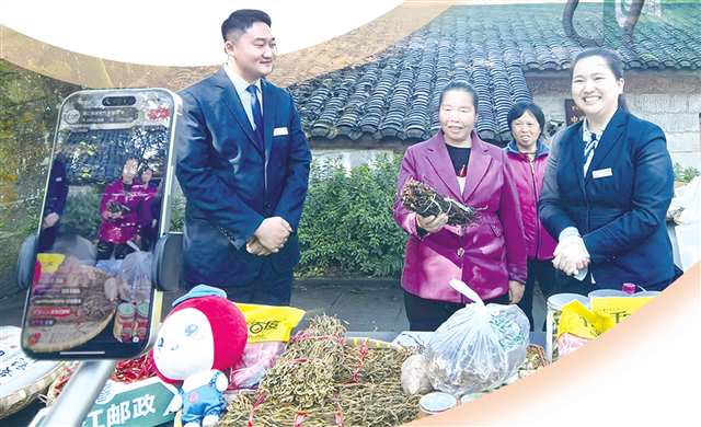 在綦江區(qū)中壩村村委會的小院里，一場“郵運通”直播正在進行。