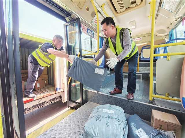 開往鄉(xiāng)鎮(zhèn)的公交車上，渝運集團工作人員正將郵件及社會快遞一并裝上公交車