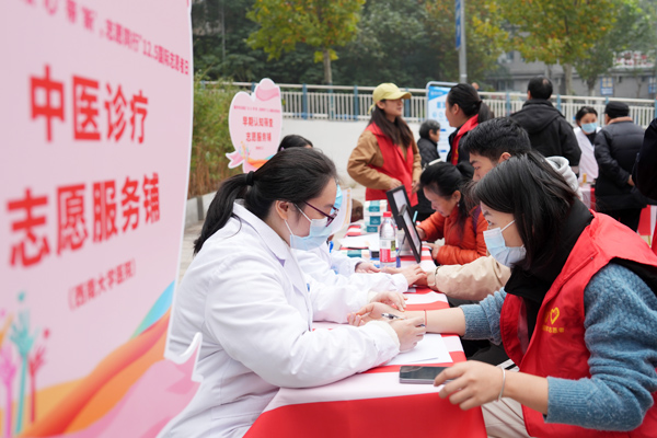 中醫(yī)診療服務(wù)。學(xué)校供圖
