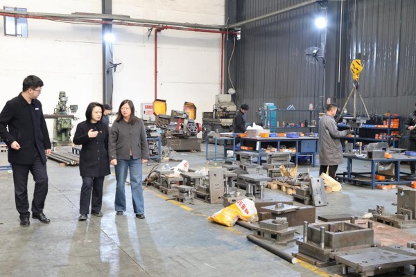 建行沙坪壩支行普惠客戶經理上門為企業(yè)排憂解難。建行重慶市分行供圖