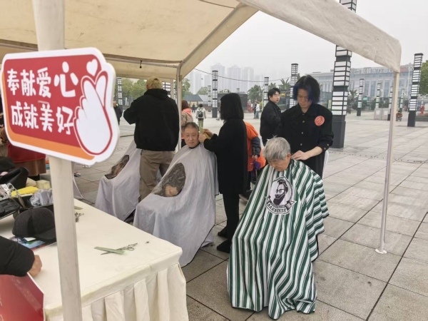 志愿者提供愛(ài)心理發(fā)服務(wù)。任峰攝